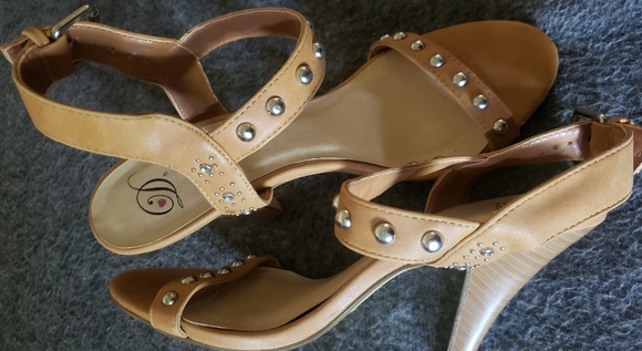 Sandals - Picture 2 of 3